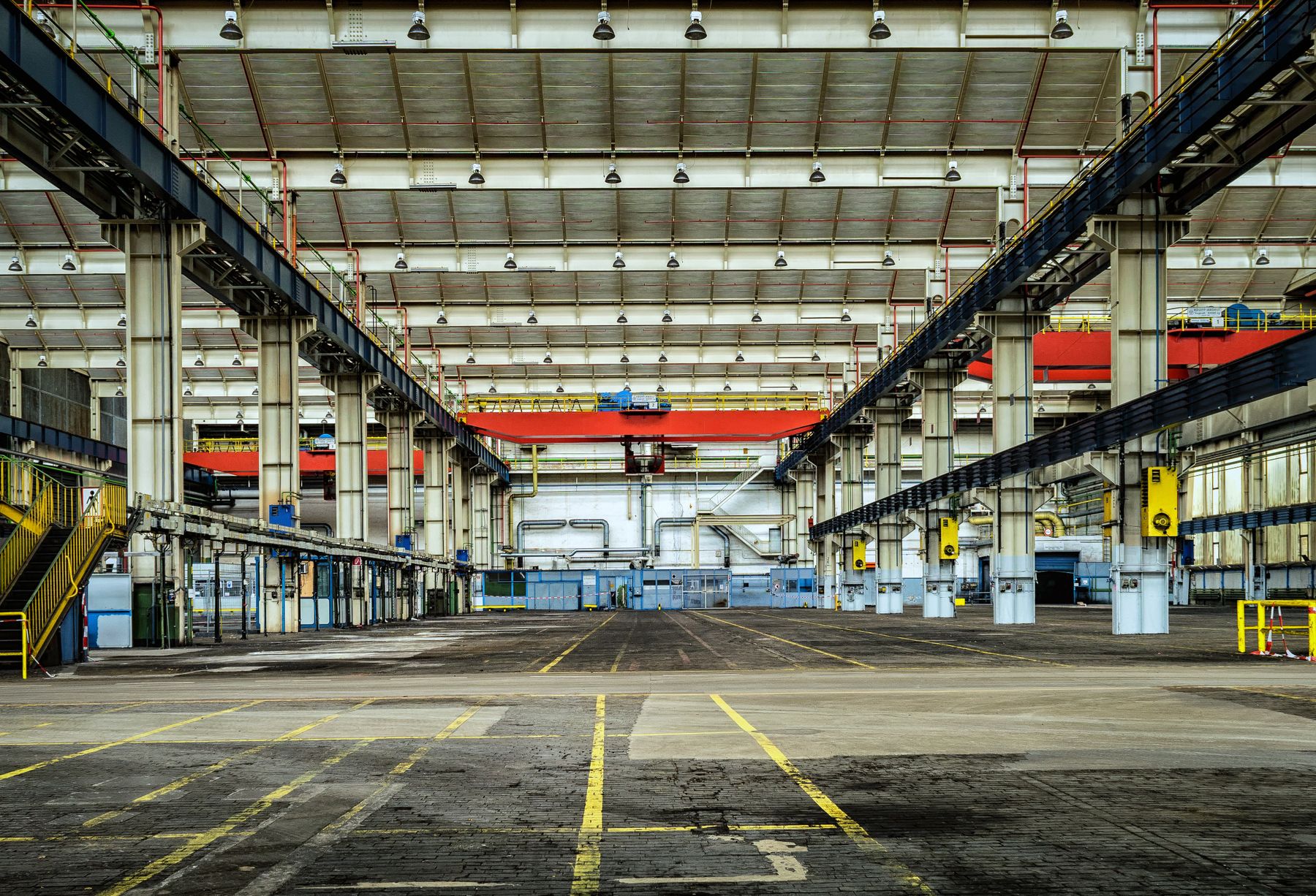 Industrial workshop facility with overhead crane capability
